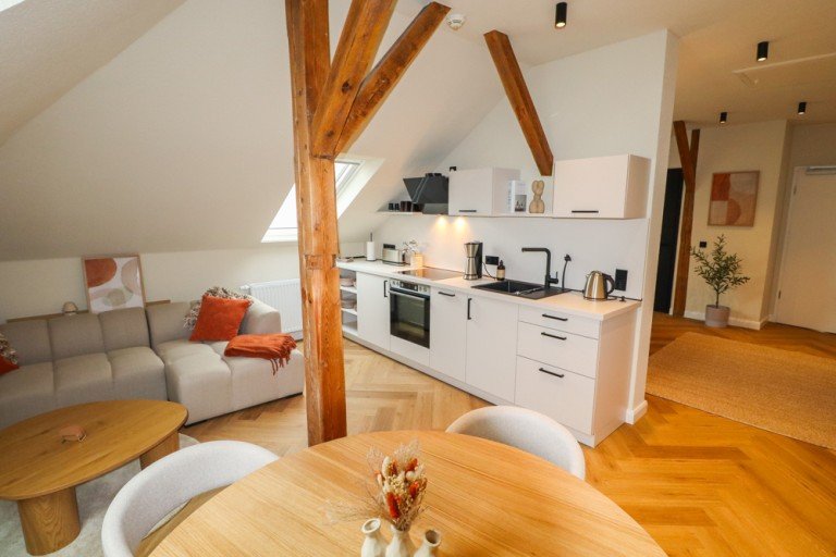Wohn- und Essbereich Oldenburg Dachgeschosswohnung DESIGN-APARTMENT im Dachgeschoss - m�bliert & sofort frei!
