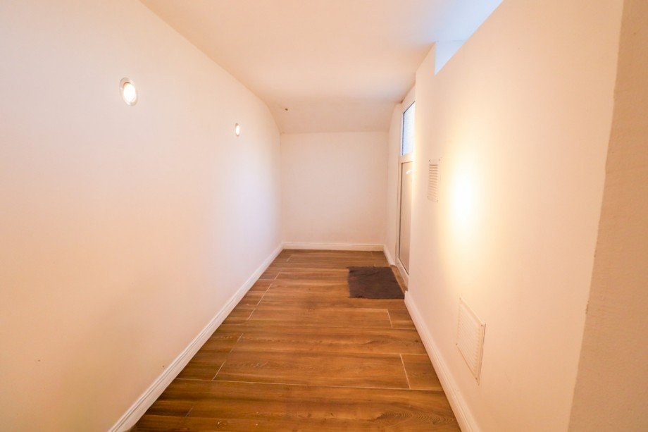 Abstellraum mit Zugang zum Garten Souterrainwohnung Wilhelmshaven