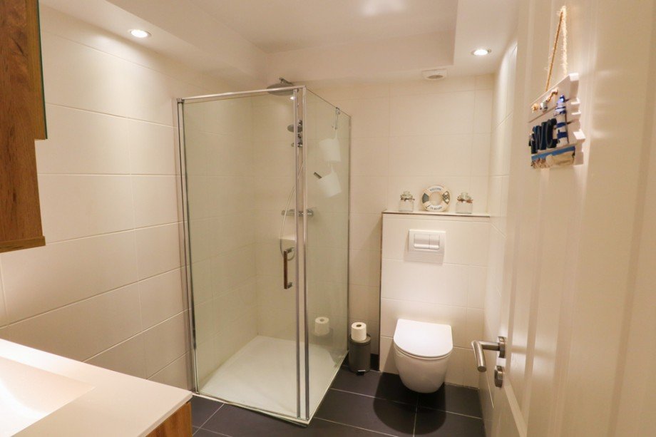 Badezimmer Souterrainwohnung Wilhelmshaven