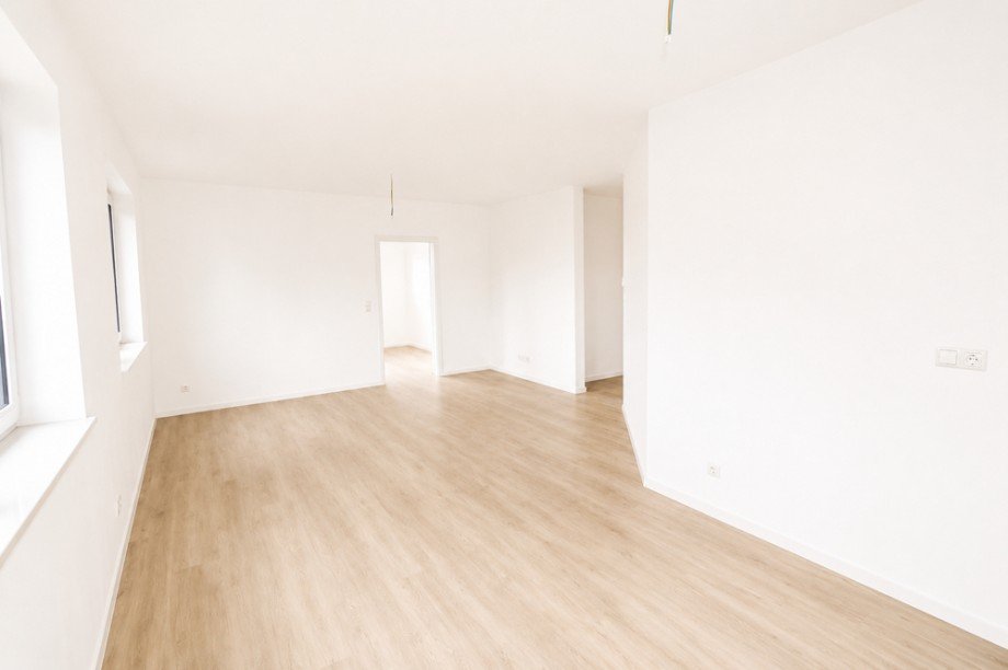 Wohn- und Essbereich mit Blick zum Schlafzimmer Etagenwohnung Schortens