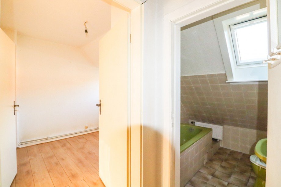 Blick Zimmer_2 und Bad Reihenmittelhaus Bremen