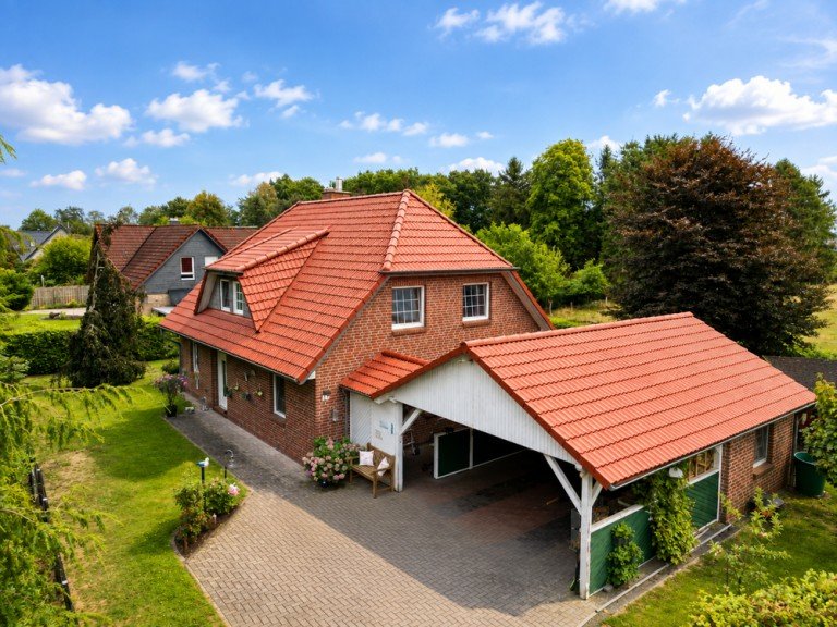 Au�enansicht Bad Zwischenahn Einfamilienhaus Ihr Traum vom Eigenheim - Gro�z�giges Wohnhaus mit Wintergarten in Bad Zwischenahn-Wehnen!