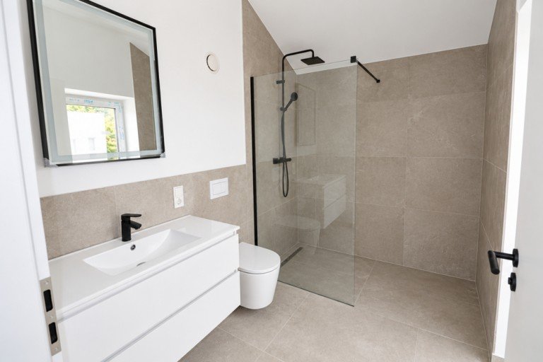 Badezimmer Oldenburg Doppelhaush�lfte ERSTBEZUG! Moderne Doppelhaush�lfte mit Garten und Balkon in B�rgerfelde!